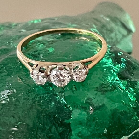 Jewelry - Vintage 18kt Gold and Round Brilliant Cut Diamond Ring Size …